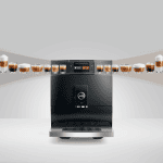 Frontansicht der JURA C9 Piano Black (EA) mit Espresso-Tassen auf der Tassenplattform