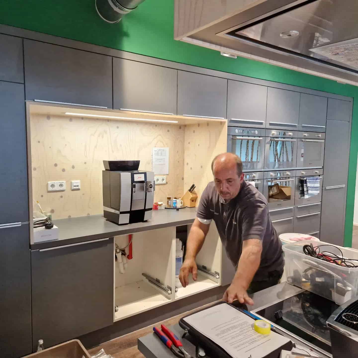 Ein Mitarbeiter von Caffista montiert einen Gewerblichen Kaffeeautomat bei einer großen Internationalen Firma bei Stuttgart