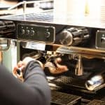 Barista arbeitet an ECM Compact HX-2 PID Espresso Maschine Gastro