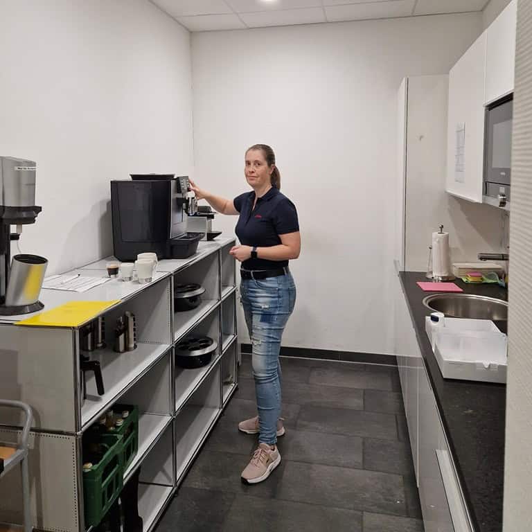 Ein gewerblicher Kaffeevollautomat für die Mitarbeiter einer Firma in der Kaffeeküche in Stuttgart