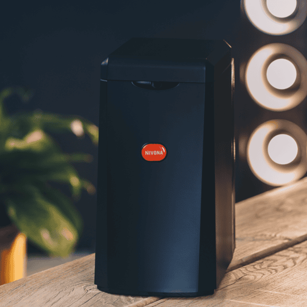 NIVONA Milchkühler NICO 100 auf Holztisch im Ambiente