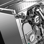 Rocket R58 Cinquantotto Nahaufnahme der E61 Brühgruppe und Edelstahloberfläche