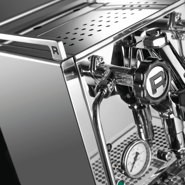 Rocket R58 Cinquantotto Nahaufnahme der E61 Brühgruppe und Edelstahloberfläche