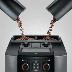 JURA J10 twin mit zwei Mahlwerken und frischen Kaffeebohnen