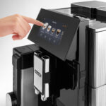 Detailansicht Hand bedient das klappbare TFT Touchscreen Display der DeLonghi Maestosa