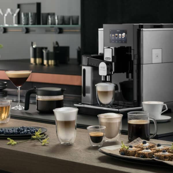 DeLonghi Maestosa zubereitete Kaffeespezialitaeten und Mixgetraenke auf der Kuechentheke