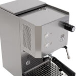 Cremiger Espresso fließt aus dem Siebträger der PROFITEC GO 2.0 in eine Tasse