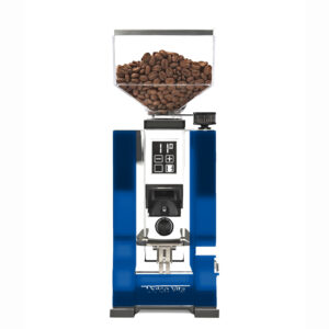 Eureka Mignon Dolce Vita in Blau mahlt Espresso in einen eingespannten Siebträger in der höhenverstellbaren Gabel
