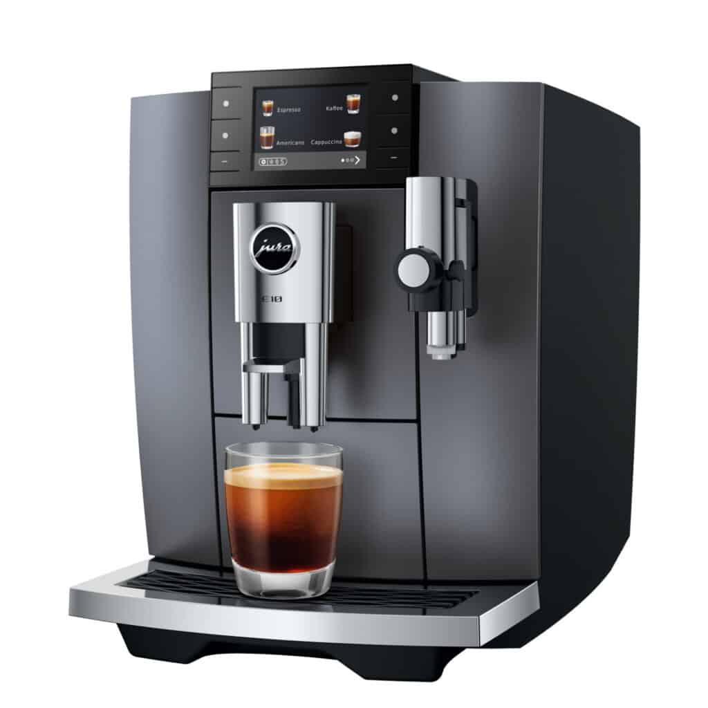 JURA E10 (EA) seitlich nach links ausgerichtet während des Kaffeebezugs am Auslauf
