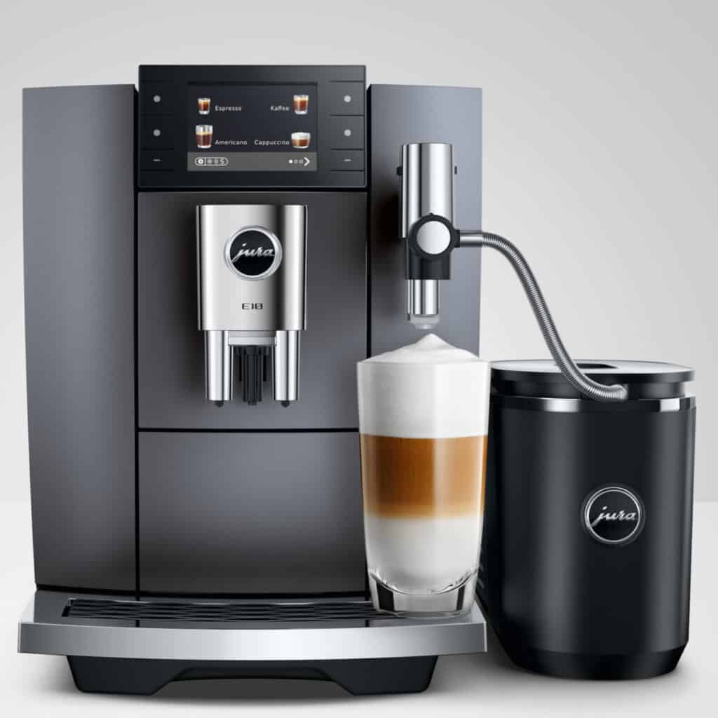 Detailansicht der JURA E10 mit Mahlwerk P.A.G.2+ und höhenverstellbarem Kaffeeauslauf