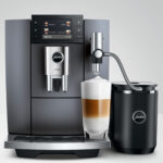Detailansicht der JURA E10 mit Mahlwerk P.A.G.2+ und höhenverstellbarem Kaffeeauslauf