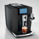 Intense Cold Brew der JURA S10 tropft in ein Glas mit Eiswürfeln