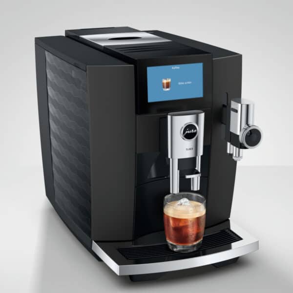 Intense Cold Brew der JURA S10 tropft in ein Glas mit Eiswürfeln