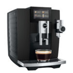 JURA S10 beim Bezug von zwei Espressi mit beleuchtetem Kaffeeauslauf