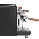 Detailaufnahme der E61 Brühgruppe mit Flow Control Ventil und Manometer der Profitec Drive Black
