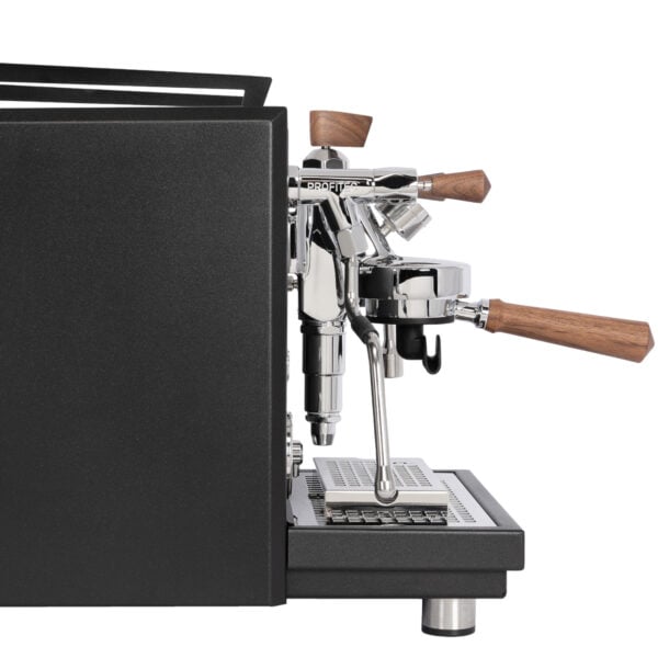 Detailaufnahme der E61 Brühgruppe mit Flow Control Ventil und Manometer der Profitec Drive Black