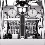 Lieferumfang der Rocket R58 Tune mit zwei Siebträgern, Tamper, Blindsieb und BWT-Wasserfilter