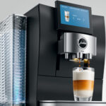 JURA Z10 Obsidian Black (EC) Kaffeevollautomat schräg von vorne, Obsidian Black